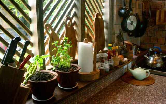 Artist Eco Villa With Wood And Clay