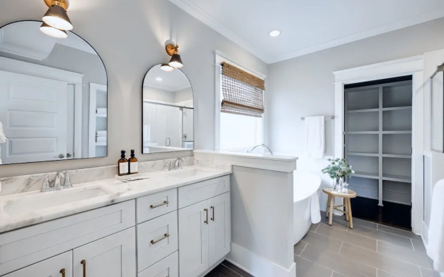 City Views Pool Hot Tub Mini Golf