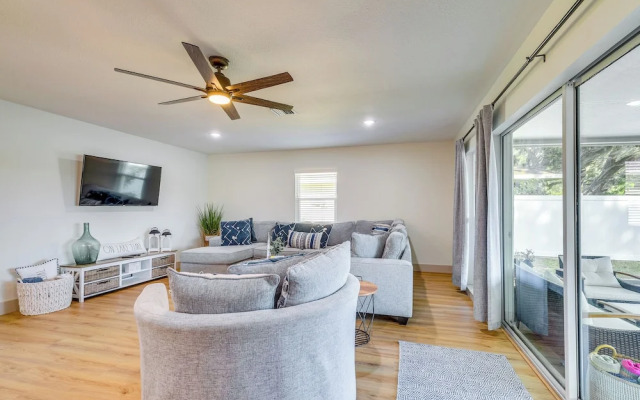 Lakefront Inverness Getaway w/ Kayaks & Bikes!