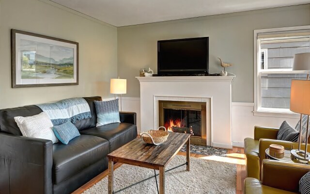 Alki Beach House - Three Bedroom Home with Fireplace