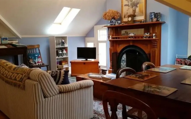 Water Bay Villa Bed and Breakfast