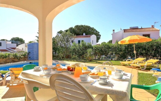Spacious 4 Bedroom Villa, Private Pool, Free air Conditioning and Wifi