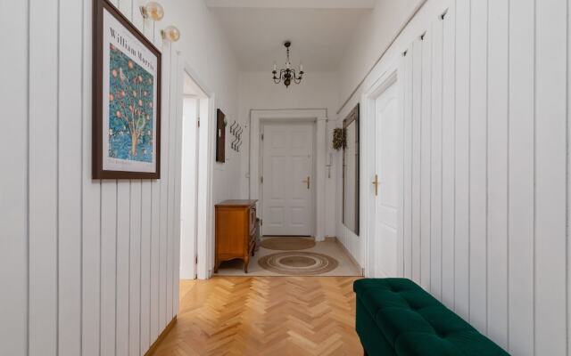 Retro Apartment Cracow Center by Renters