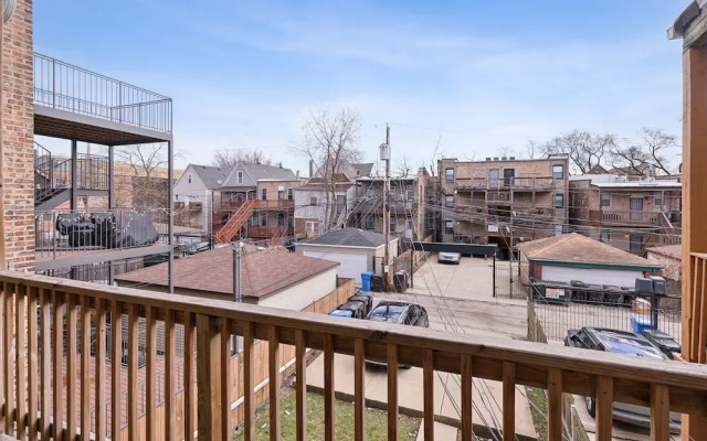 Comfortable Condo In The Heart Of Bronzeville 4 Bedroom Condo by RedAwning