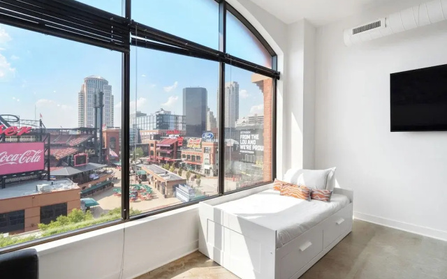 Ballpark Luxury Loft Steps from Arch