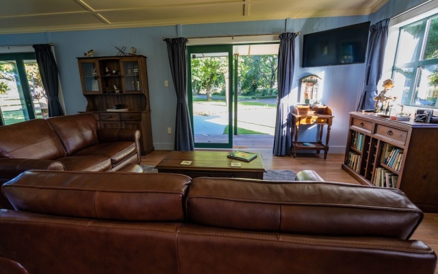 The Jolly Poacher Retreat – Guest Rooms – Blenheim