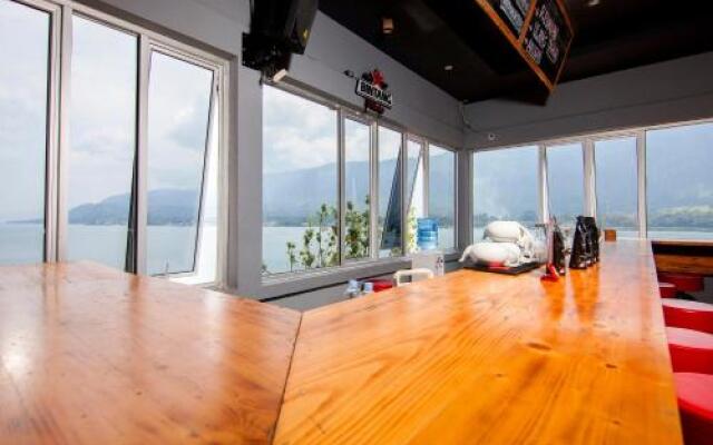Dginn Cafe & Bar
