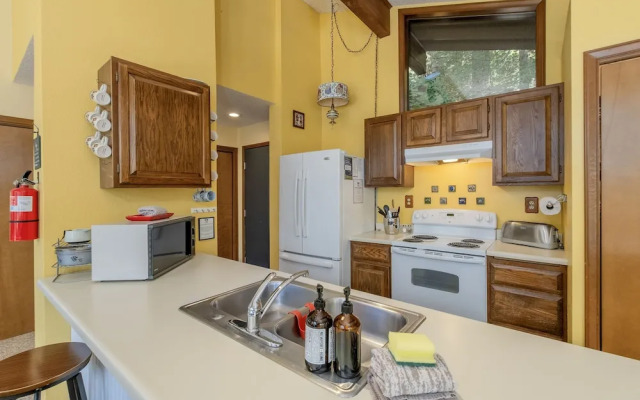 All About The Lake 4 Bedroom Home by NW Comfy Cabins by RedAwning