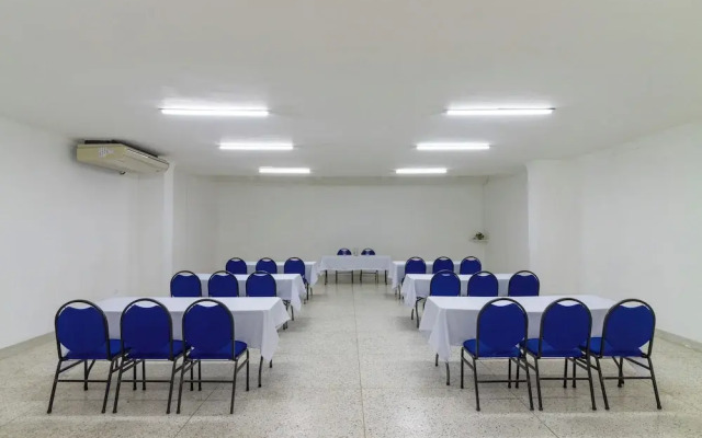 Hotel Axis Inn By GEH Suites