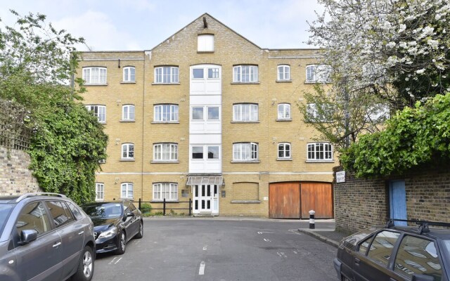 ALTIDO Calm 2BR Apt w Parking & Patio, near London Eye