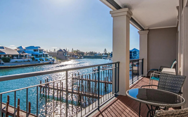 Waters Edge Apartment with Jetty