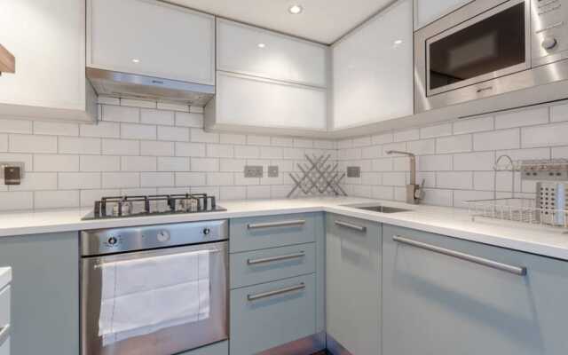 Stylish 2 Bedroom Flat With Large Garden