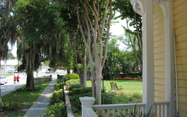 Lakeside Inn