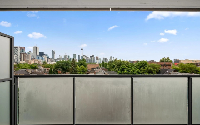 Sleek 1BR + office Condo - CN Tower/Skyline view