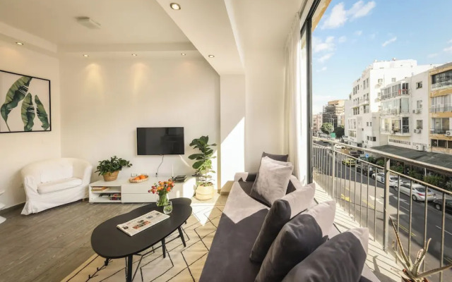 Charming 1BR Apt by Sea N' Rent