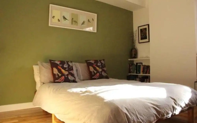 2-bed Seaside Apartment - Sleeps 5 & Free Parking