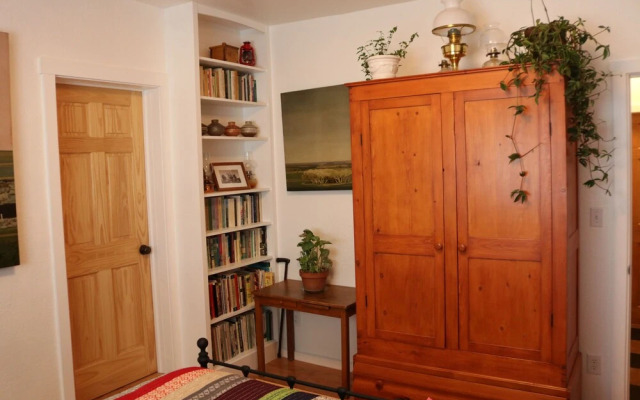 River Stone Inn & Gallery