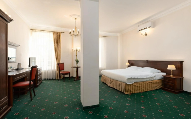 Royal Hotel