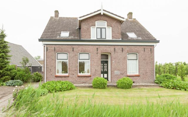Lovely Cottage near Sea in Wemeldinge