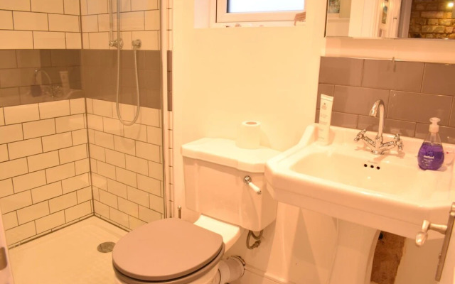 Retro 2 Bedroom Flat in Clapham