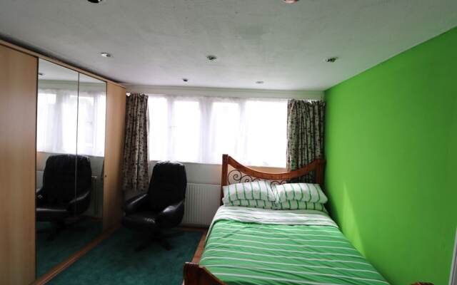 A Bright Massive Studio Room Near Wembley