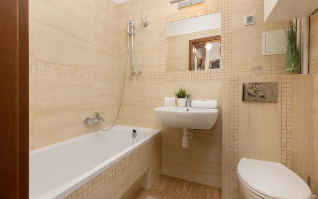 Metro Racławicka Studio by Renters