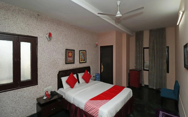 Hotel Girish