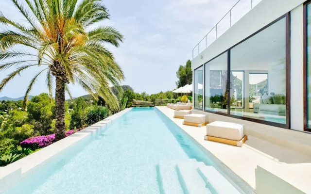 Holiday Home With Stunning Infinity Pool