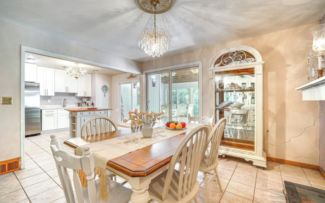 French-inspired Townhome 9 Mi to Saratoga Springs!