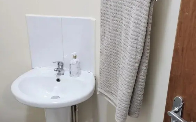 Wolverhampton City Centre - 1-bed Flat - Sleeps 3