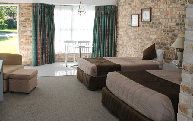 Airport Motel Sir Francis Drake