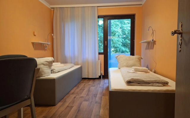 2-Rent Group Hostel Rooms AUB162