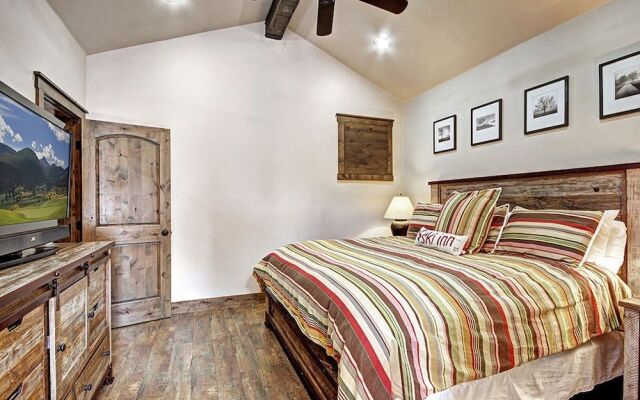 Highwood Hideaway 4 Bedroom Townhouse by RedAwning