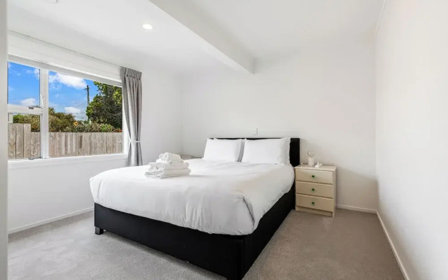 Spacious, Freshly Renovated 3Br Ellerslie Unit!