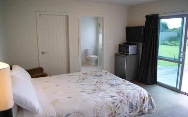 Waihi Beach Getaway-Studio, Ensuite & Private Deck