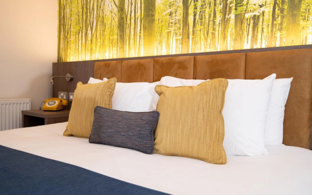 Burleigh Court Hotel