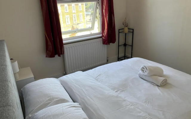 New Spacious 4 Bed Apartment in Kew Bridge