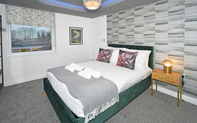 Antrobus Deluxe Apartments by YourStays