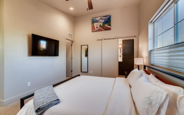 Fancy Townhome Near Old Town, Breweries and River!