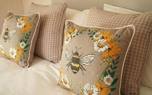 Hollicarrs - Bumblebee Lodge