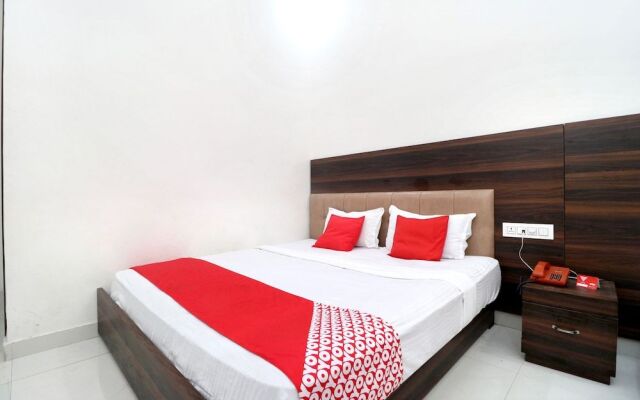 OYO 16379 Hotel LivInn Hub