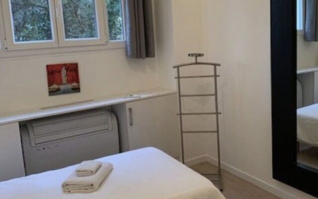 Une chambre dérrière le Carlton