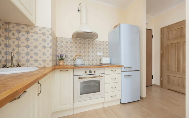 Warsaw Apartment With Parking by Renters