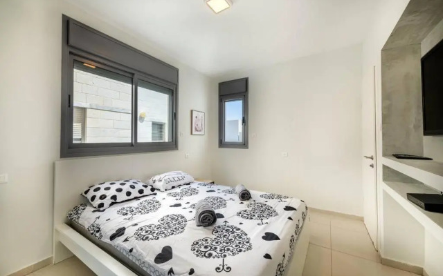 Pool side luxury suite at Royal Park-New Listing