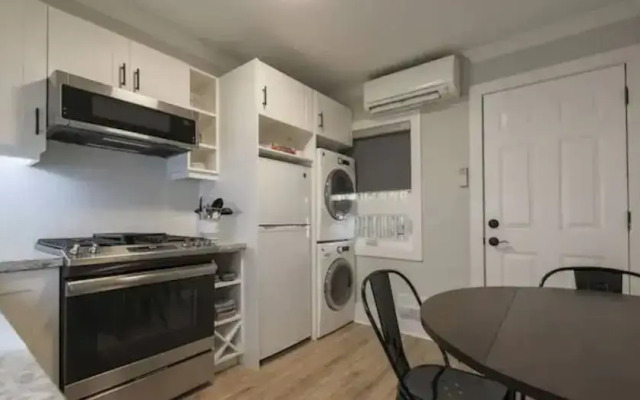 Casa Queen East - Modern 2BR Suite