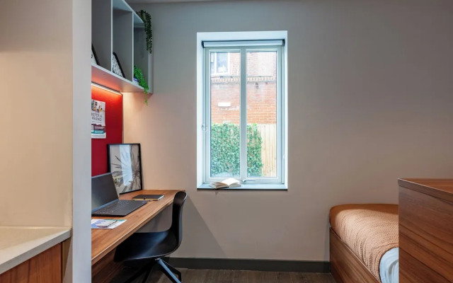 Students Only Straits Egham - 40 mins to Waterloo - Direct Bus to Heathrow