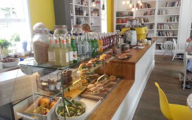 Spacious, Charming 3bd W/Balcony in Kennington