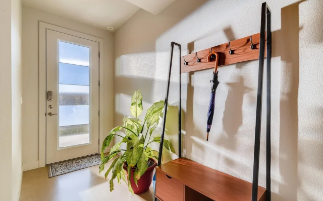 Fancy Townhome near Old Town, Breweries and River!