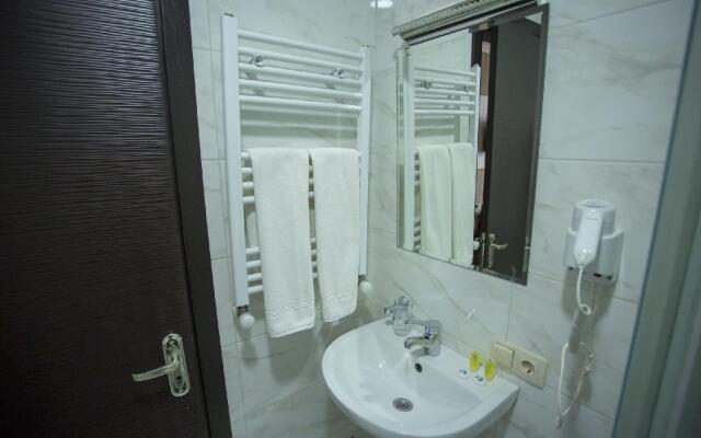 Hotel & Cafe Batus