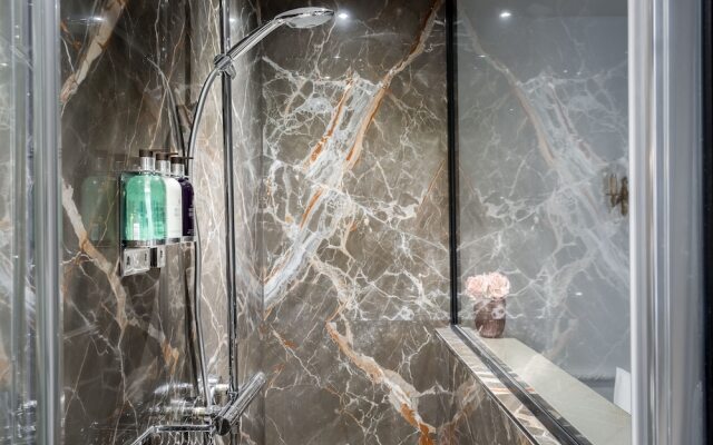 Luxury 4 Bedroom 3 Bathroom Louvre - AC